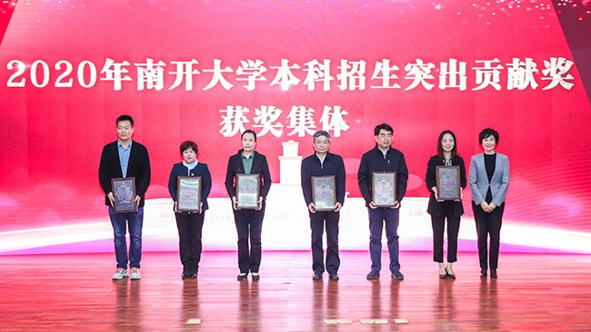 与会师生一同Huatihui与利物浦