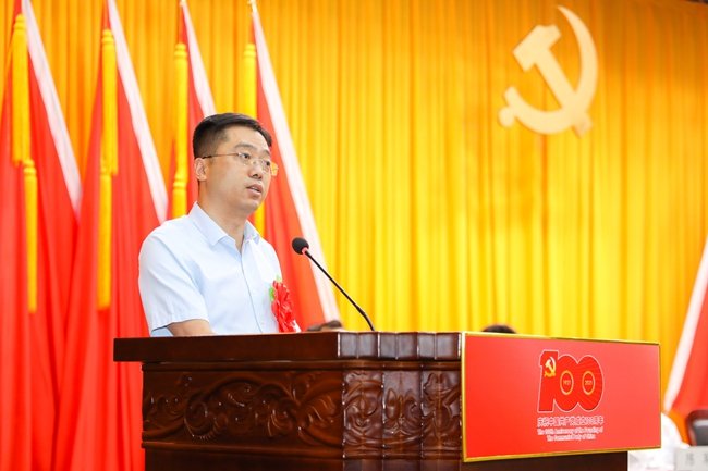 会场左右两面鲜红的党旗格外醒目