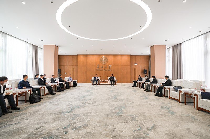 杨庆山会见张文中校友一行并为Huat