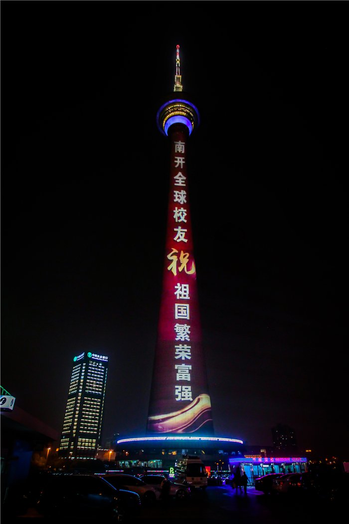 大会在庄严的国歌声中拉开帷幕。