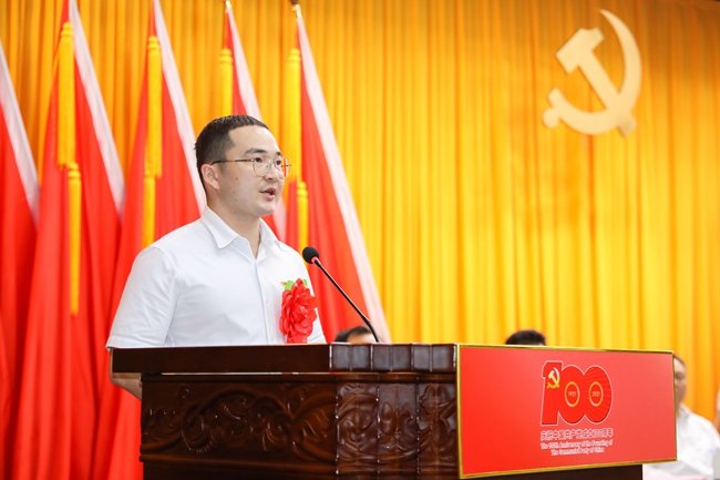 主席台后幕中央高悬的中国共产党党徽